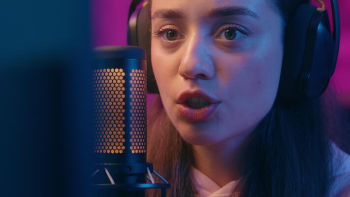 Thumbnail Girl Smacking Mic APK 9.0 Download for Android